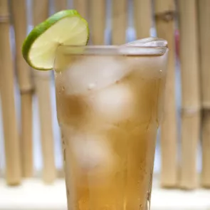 a glass of jim Rickey garnished with a lime wedge