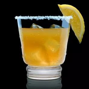 glass of makerita rimmed with salt and garnished with lemon wedge